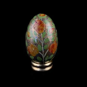 Wooden Easter egg with floral patterns on isolated black background 库存照片