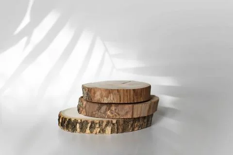 Wooden eco rustic pine tree circle disc platform podium on light background.. Foto stock