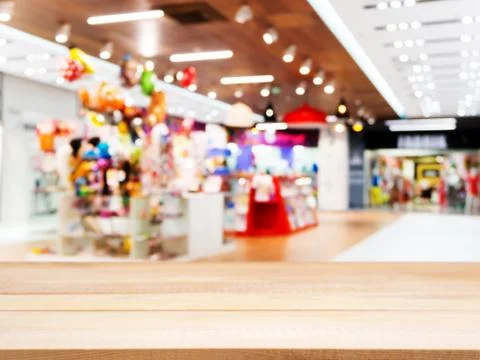 Wooden empty table in front of blurred mall Stockfoto's