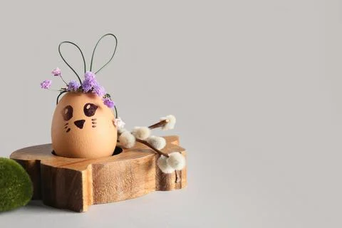 Wooden holder of creative Easter egg with pussy willow branches and flowers o Stock-Fotos
