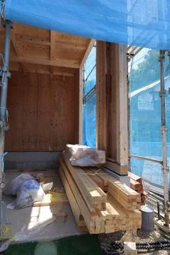 Wooden House Frame Construction with Timber Beams and Structural Posts Foto stock