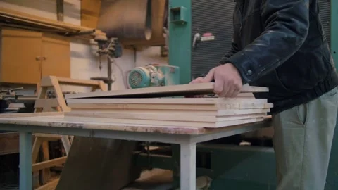 Wooden Maple Panel Stacking &amp; Sanding with Safety Equipment in Small Industry Vidéo 347927802