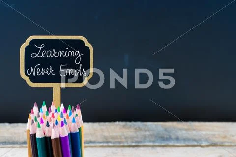 Wooden mini blackboard label with message LEARNING NEVER ENDS Stock Photos