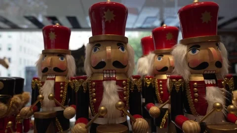 Wooden nutcracker soldiers stand in a row, drumsticks in hand. 스톡 동영상 344058354