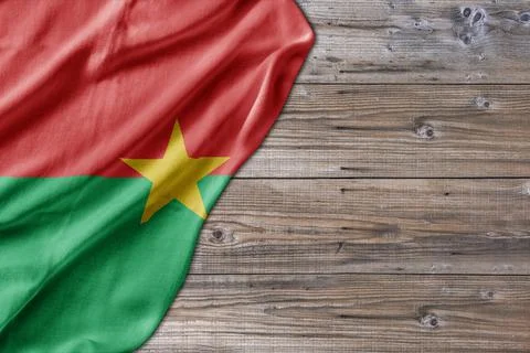 Wooden pattern old nature table board with Burkina Faso flag Foto stock