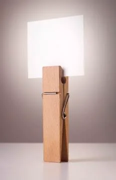Wooden peg holding a white note Stock-Fotos