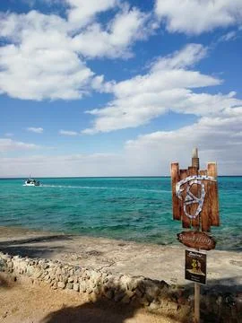 Wooden post with pointers and blue sea Foto stock