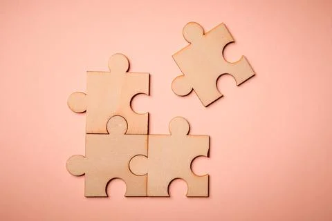 Wooden puzzles jigsaw solving problems in business. Innovation and teamwork i Foto stock