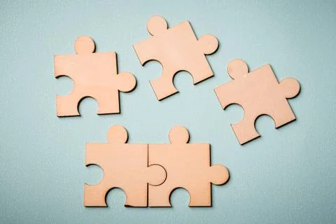 Wooden puzzles jigsaw solving problems in business. Innovation and teamwork i 写真素材