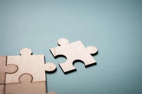 Wooden puzzles jigsaw solving problems in business. Innovation and teamwork i Foto stock