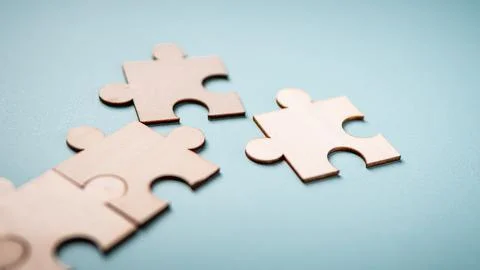Wooden puzzles jigsaw solving problems in business. Innovation and teamwork i 写真素材