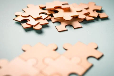 Wooden puzzles jigsaw solving problems in business. Innovation and teamwork i 写真素材