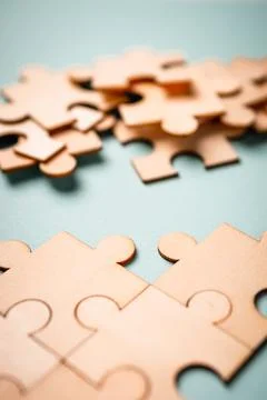 Wooden puzzles jigsaw solving problems in business. Innovation and teamwork i Foto stock