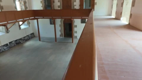 Wooden railing overlooking large empty room Vidéo 315358106