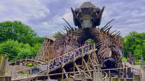 Wooden Roller Coaster Passing Through Giant Wicker Man at Alton Towers 스톡 동영상 337224983