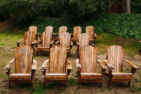 Wooden seating set in a forest setting Stock-Fotos