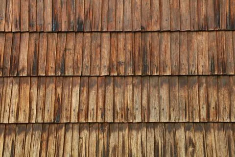 Wooden shingles creating rustic texture on building exterior Fotos de archivo