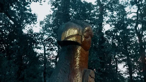 Wooden statue of an eagle, height of man, set in the center of the village Vídeo Stock 107650120