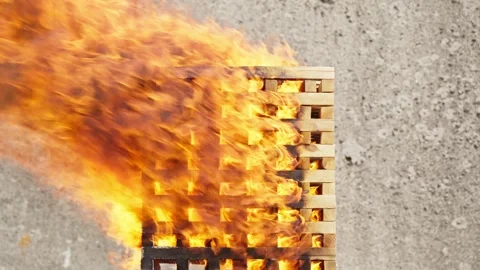 Wooden structure, built like lattice, is on fire. Fire dances and flickers, Stock-Footage 277970800