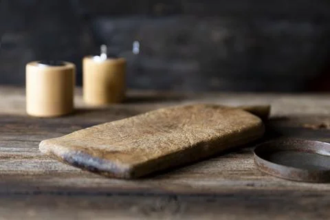 Wooden surface background with empty cutting board , free space for decorat.. Stock Photos