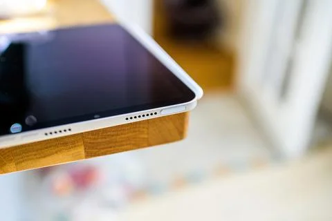 Wooden table with Apple Computers iPad Mini tablet computer with Apple Pencil 库存照片