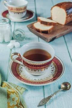 Wooden table with a porcelain cup of tea Foto stock