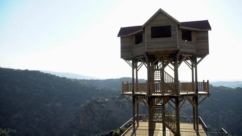 Wooden tower, viewed by tree house in the forest for inspection of landscape. Vídeos de archivo 99866487