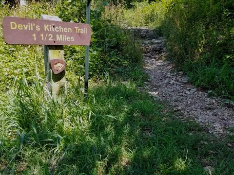 Wooden Trail Sign Marking Devils Kitchen Trailhead Foto stock