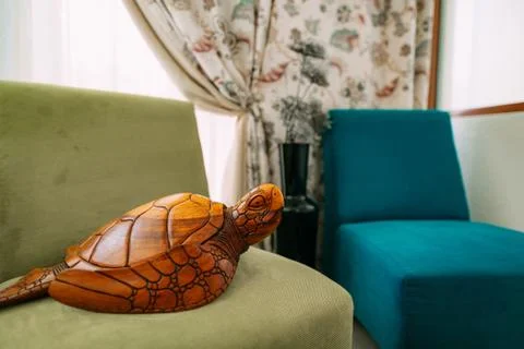 Wooden turtle. Elements of interior design Foto stock