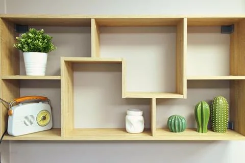 Wooden wall shelf with objects composition Foto stock
