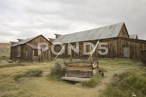 Wooden well outside barn in field, Bodie Stock Photos