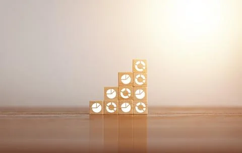 Woods block square step with pie chart. Growing and statistics graph. Succe.. Foto stock