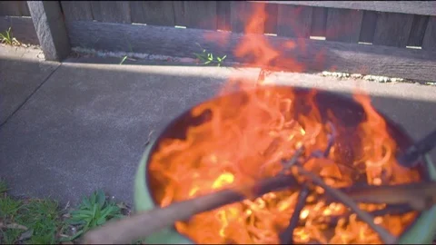 Woods set ablaze in fire pit Vídeos de archivo 76139688