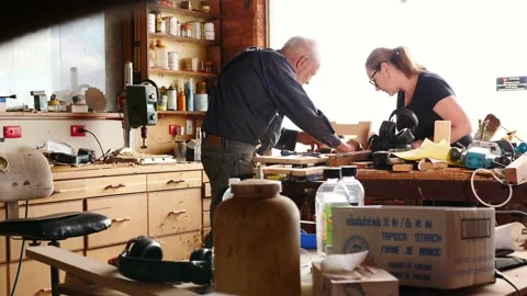 Woodwork assembling timber older gentleman and lady assistant 2 Vidéo 231894578