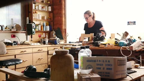 Woodwork assembling timber older gentleman and lady assistant Vidéo 231894589