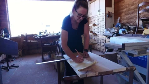 Woodwork calculating designing timber backlit Vidéo 231787805