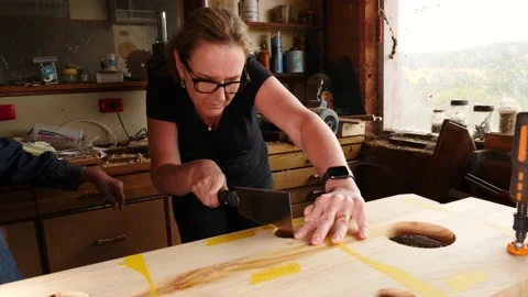 Woodwork cutting lady assistant Vidéo 231891618