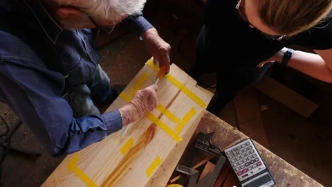 Woodwork marking measuring prescribing circle timber older gentleman and lad Vidéo 231892431