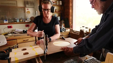 Woodwork preparing for routing timber older gentleman and lady assistant Vidéo 231892144