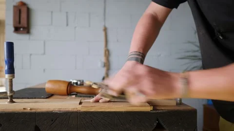 A woodworker cuts cuts in an oak board with a tongue-and-groove. carpenter wo Vídeos de archivo 144244732