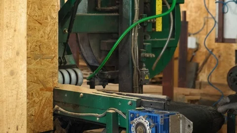 Woodworking factory. Cutting boards into rectangular slats. Slow motion. 4k Stockbeeldmateriaal 122643451