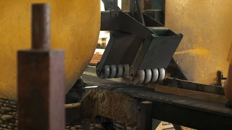 Woodworking factory. Cutting boards into rectangular slats. Slow motion. 4k Stockbeeldmateriaal 122643681