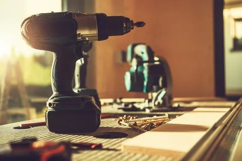 Woodworking Power Tools on a Table Inside the Workshop 库存照片