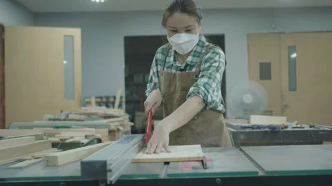 Woodworking in Progress: Crafting with Precision Stockbeeldmateriaal 333449604