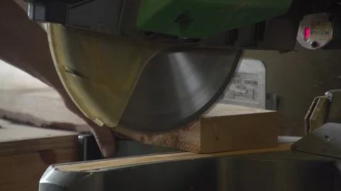 Woodworking Shop using  a Carbide Mitre Saw 库存影片 109861876