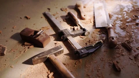 Woodworking tools including hand plane saw clamp and hammer arranged on a Vidéo 343898421