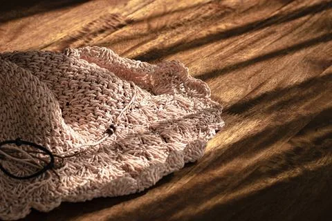 The wool hat placed on a wooden table that covering sunlight and shadow. Foto stock
