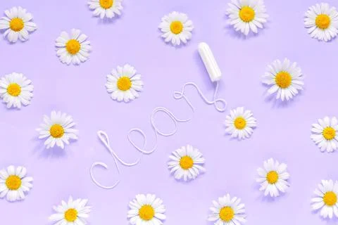 Word CLEAN from white thread hygienic female tampon and chamomiles on lilac Illustrazione stock