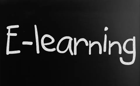 The word "e-learning" handwritten with white chalk on a blackboard Illustrazione stock