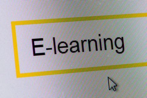 Word E-learning in search bar on computer monitor 스톡 사진